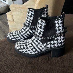 These awesome checkered boots with chain are fabulous!